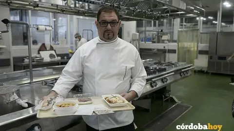 El chef Paco L&oacute;pez de la Cuchara de San Lorenzo con el men&uacute; del d&iacute;a