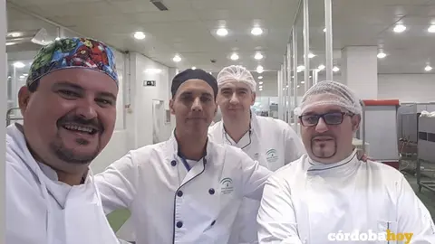 Los cocineros del Reina Sof&iacute;a Eduardo S&aacute;nchez, Israel Mu&ntilde;oz y Juan Pedro con el chef Paco L&oacute;pez de la Cuchara de San Lorenzo