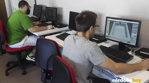 J&oacute;venes en los talleres de dise&ntilde;o gr&aacute;fico