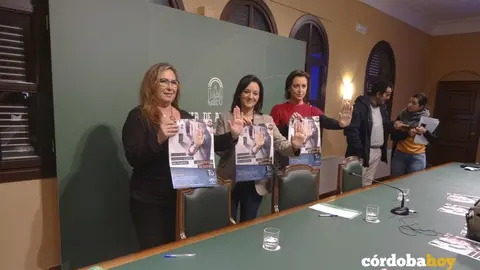 La delegada de Igualdad de la Junta, M&ordf; &Aacute;ngeles Luna, la delegada del gobierno andaluz, Rafi Cresp&iacute;n en la presentaci&oacute;n de la campa&ntilde;a contra la violencia a las mujeres