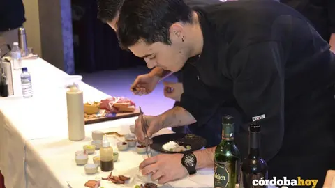 Uno de los chef elaborando un plato del men&uacute; con miel