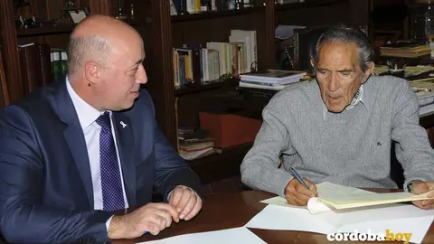 El presidente de la Diputaci&oacute;n, Antonio Ruiz, y el escritor Antonio Gala durante la firma del convenio