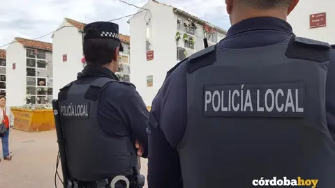 Polic&iacute;as locales con chaleco