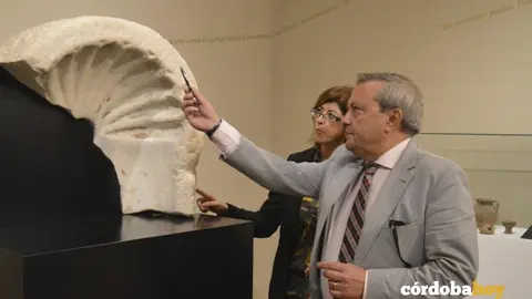 Francisco Alcalde, delegado de Cultura de la Junta en la exposici&oacute;n del Museo Arqueol&oacute;gico