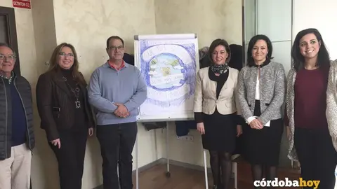 M&ordf; &Aacute;ngeles Luna, delegada de Salud de la Junta, Isabel Ambrosio, alcaldesa, y Rafi Cresp&iacute;n, delegada del gobierno andaluz, con los responsables de la Asociaci&oacute;n de Autismo