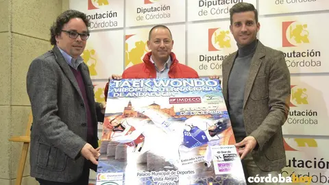 Antonio Rojas, presidente del IMDECO, Jos&eacute; Toledano, delegado de la Federaci&oacute;n Andaluza de Taekwondo, y Mart&iacute;n Torralbo, delegado de Deportes de Diputaci&oacute;n, presentando el campeonato