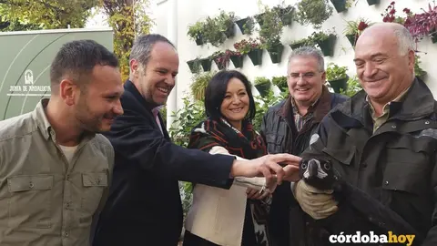 Rafi Cresp&iacute;n, delegada del gobierno andaluz en C&oacute;rdoba, y Francisco de Paula Algar, delegado de Medioambiente de la Junta en la provincia, entregando los buitres a la fundaci&oacute;n