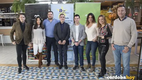 Responsables del desfile 'Un ni&ntilde;o, un juguete' celebrado hoy en el Mercado Victoria