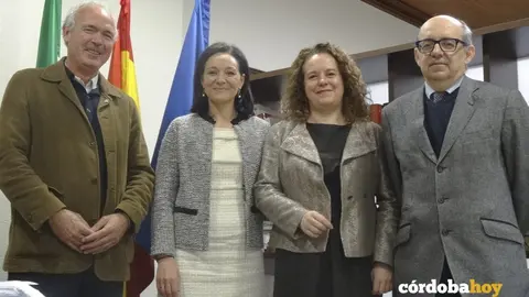 La delegada del gobierno andaluz en C&oacute;rdoba, Rafi Cresp&iacute;n, en la reuni&oacute;ncon los representantes de la Agencia de Defensa de la Competencia de Andaluc&iacute;a