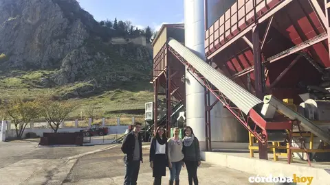 La delegada del gobierno andaluz, Rafi Cresp&iacute;n, junto a la alcaldesa de Luque, Felisa Ca&ntilde;ete, y los responsables de Antonio Cano e Hijos