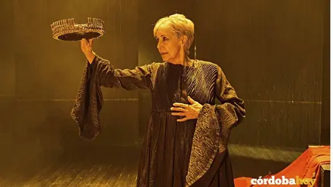 Concha Velasco durante la obra en su papel de Juana la Loca