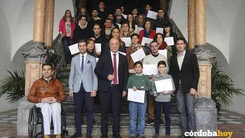 Antonio Ruiz, presidente de Diputaci&oacute;n, Mart&iacute;n Torralbo, delegado de Deportes, y Agust&iacute;n Palomares, diputado del PP, junto a los deportistas becados
