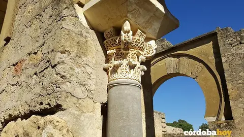 Capitel en la ciudad de Medina Azahara