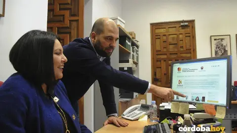 Dolores Amo, delegada de Empleo de la Diputaci&oacute;n, conociendo la convocatoria de pr&aacute;cticas a trav&eacute;s de la web de la instituci&oacute;n