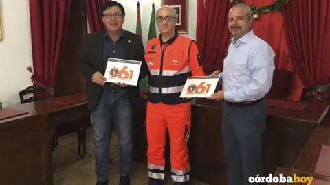 Antonio Mantero, director del 061 haciendo entrega de las distinciones