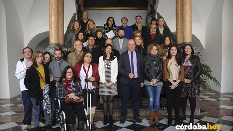 Felisa Ca&ntilde;ete, presidenta del IPBS, Antonio Ruiz, presidente de Diputaci&oacute;n, junto con los representantes de las asociaciones que recibir&aacute;n la ayuda