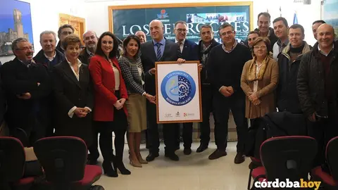 Antonio Ruiz, presidente de Diputaci&oacute;n, con la certificaci&oacute;n de reserva Starlight de los Pedroches