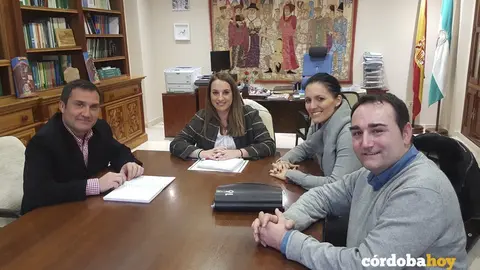 La delegada de Educaci&oacute;n de la Junta, Esther Ruiz, junto a la directora de Fepamic, Sara Rodr&iacute;guez y Alejandro Morillas