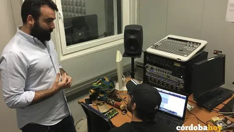 El coordinador provincial del IAJ, Alberto Mayoral, en el esudio de grabaci&oacute;n del Instituto