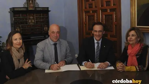 El presidente de la Diputaci&oacute;n, Antonio Ruiz, el rector de la UCO, Jos&eacute; Carlos G&oacute;mez Villamandos, la delegada provincial de Cooperaci&oacute;n, Ana Guijarro, y la vicerrectora de Vida Universitaria, Rosario M&eacute;rida