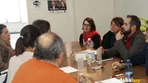 Elena Cort&eacute;s, parlamentaria andaluza de IU, enuna de las reuniones