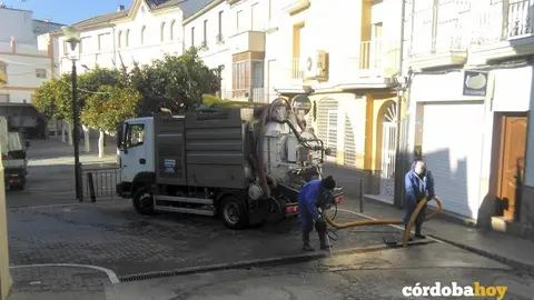 Trabajadores de Emproacsa en el municipio de Monturque