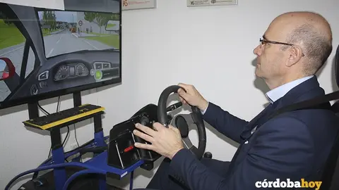 El delegado de Econom&iacute;a, Innovaci&oacute;n, Ciencia y Empleo, Manuel Carmona en simulador de circulaci&oacute;n
