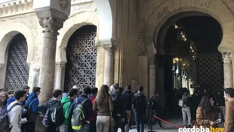 turistas mezquita segunda puerta