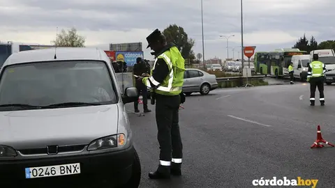 Agentes de la Guardia Civil realizando un control, en una imagen de archivo