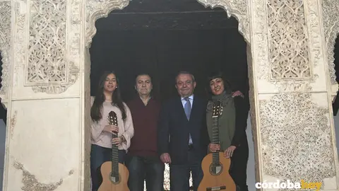 guitarra mujer ciclo