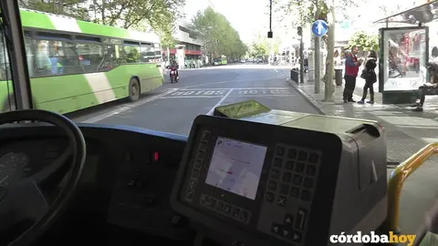 Visi&oacute;n de la calle desde un autob&uacute;s de Aucorsa