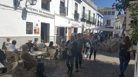 Veladores en la Puerta de Almod&oacute;var