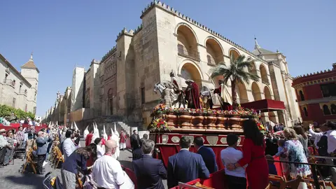CORDOBA. 09/04/2017. SEMANA SANTA 2017. DOMINGO DE RAMOS. LA BORRIQUITA POR LA CATEDRAL. FOTO: ROLDAN SERRANO. CORDOBA HOY.