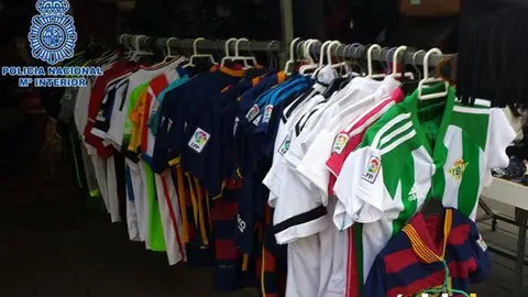 rOPA DECOMISADA EN EL MERCADILLO DE lA vICTORIA