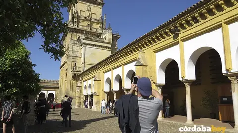 Turismo en el Patio de Los Naranjos de la Mezquita-Catedral