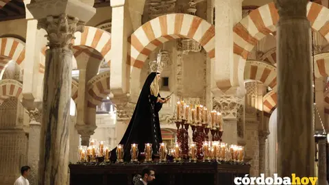 CORDOBA. 11/04/2017. SEMANA SANTA 2017. MARTES SANTO. LA UNIVERSITARIA POR LA CATEDRAL. FOTO: ROLDAN SERRANO. CORDOBA HOY.