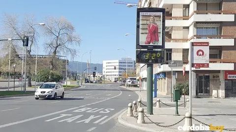 Un term&oacute;metro de la capital cordobesa con 32 grados en la pantalla, en una imagen de archivo