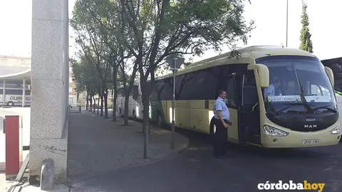 Autob&uacute;s del Consorcio de Transporte de C&oacute;rdoba junto a la estaci&oacute;n de autobuses
