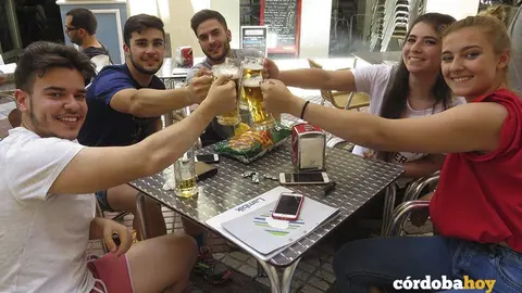 cerveza amigos brindis