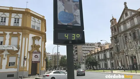 Los 43 grados en un term&oacute;metro de la capital cordobesa, en una imagen de archivo