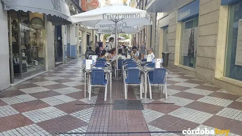 Delimitaci&oacute;n de veladores en la  calle La Plata con marcas en el suelo en 2017, en una imagen de archivo
