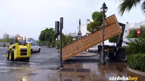 Retirada de mobiliario de veladores, en una imagen de archivo