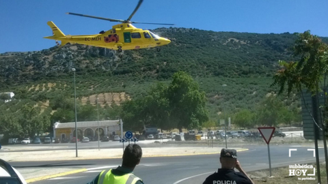 Traslado de un motorista herido en Do&ntilde;a Menc&iacute;a en helic&oacute;ptero en una imagen de archivo