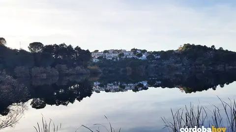 Las Jaras reflejada sobre las aguas de La Encantada