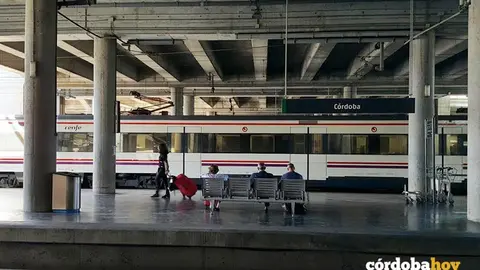 Un tren de Cercan&iacute;as en la estaci&oacute;n de C&oacute;rdoba