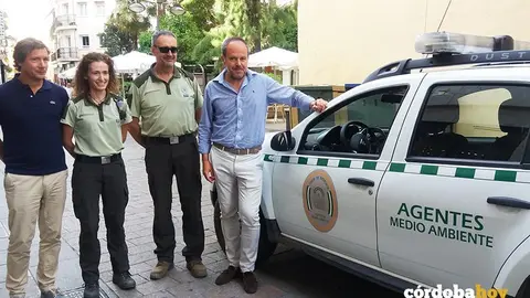 Junta entrega de veh&iacute;culos de Medio Ambiente