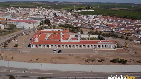 Pedro Abad con la Mezquita Basharat en primer plano