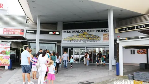 Colas en las taquillas de Cinesur El Tablero