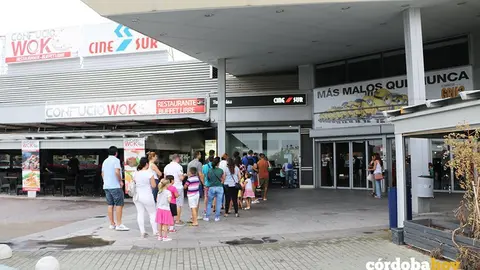 Colas en las taquillas de Cinesur El Tablero