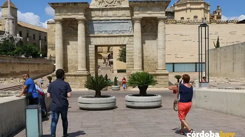 Bolardos en la Puerta del Puente